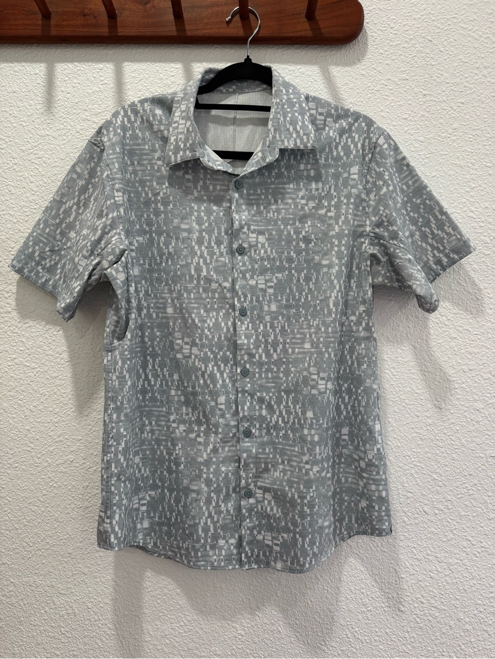 Men’s lululemon athletica airing easy Short-Sleeve Button-Down Shirt